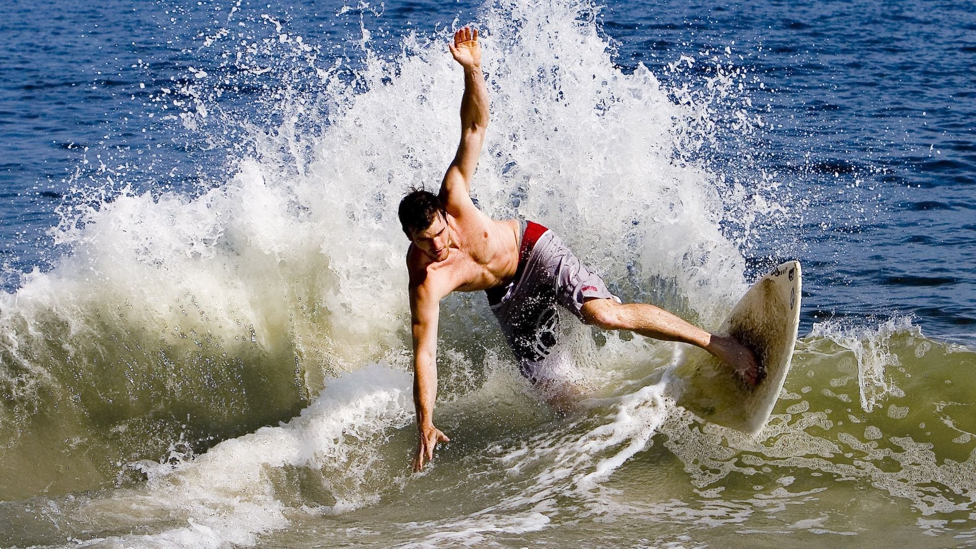 当战场与球场相遇,安哥拉的火力压制与莫德里奇的东决接管